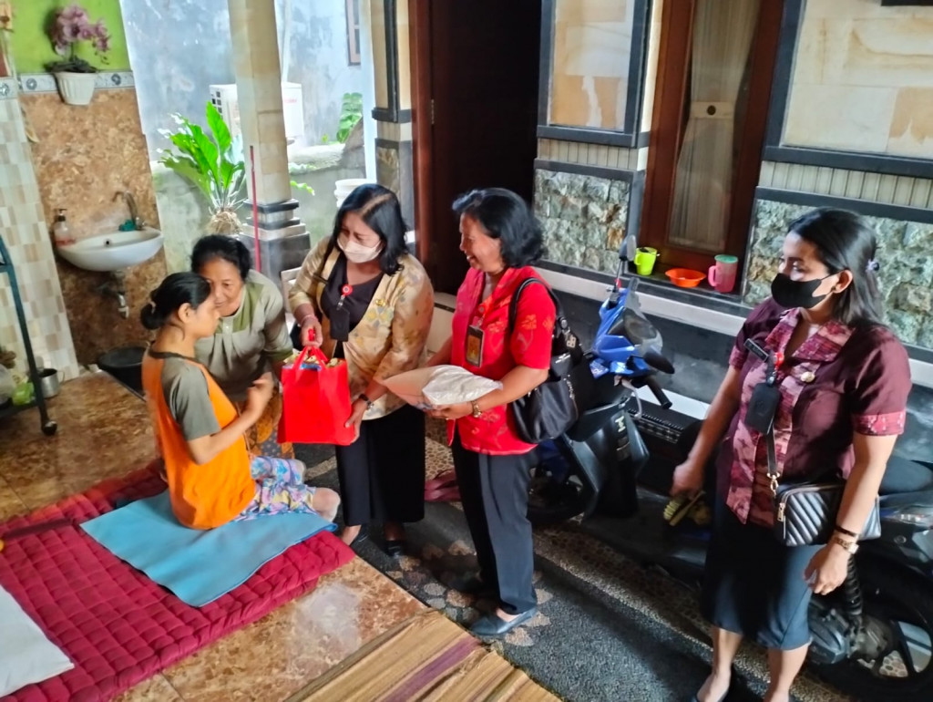 PENYERAHAN PERMAKANAN BERUPA BINGKISAN DARI DINAS SOSIAL UNTUK ANAK DISABILITAS ATAS NAMA NI PUTU SEKARSARI DAN  NI PUTU EMA YANTI